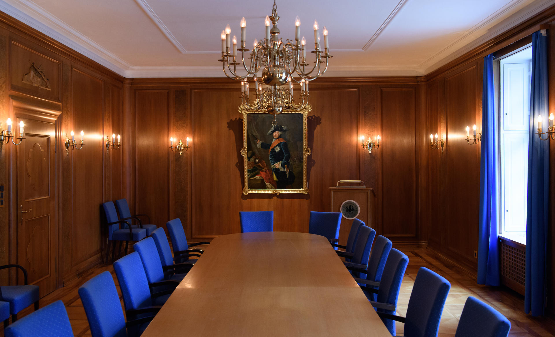 Der Besprechungsraum "Alter Fritz" mit einem Bild von Friedrich II. ist in der Präsidentenvilla auf dem Gelände des Bundesnachrichtendienstes (BND) zu sehen. 