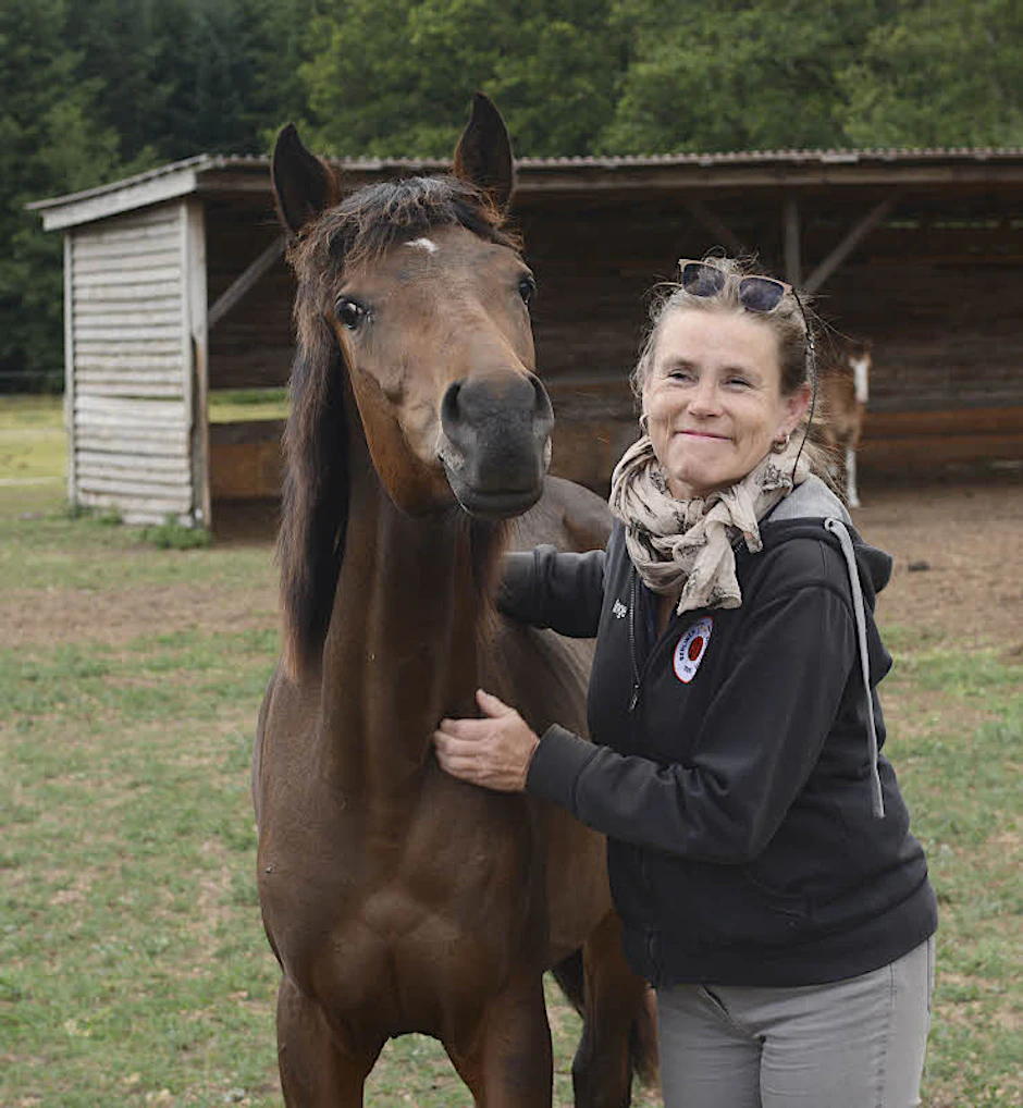 Ingeborg Schwenger mit einem ihrer Pferde.