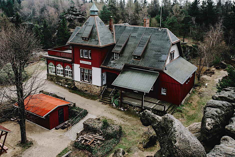 Das Schöne an den Aufstiegen im Zittauer Gebirge ist die anschließende Verköstigung in einer der ortstypischen Bauden, wie hier der Töpferbaude auf dem Töpfer.