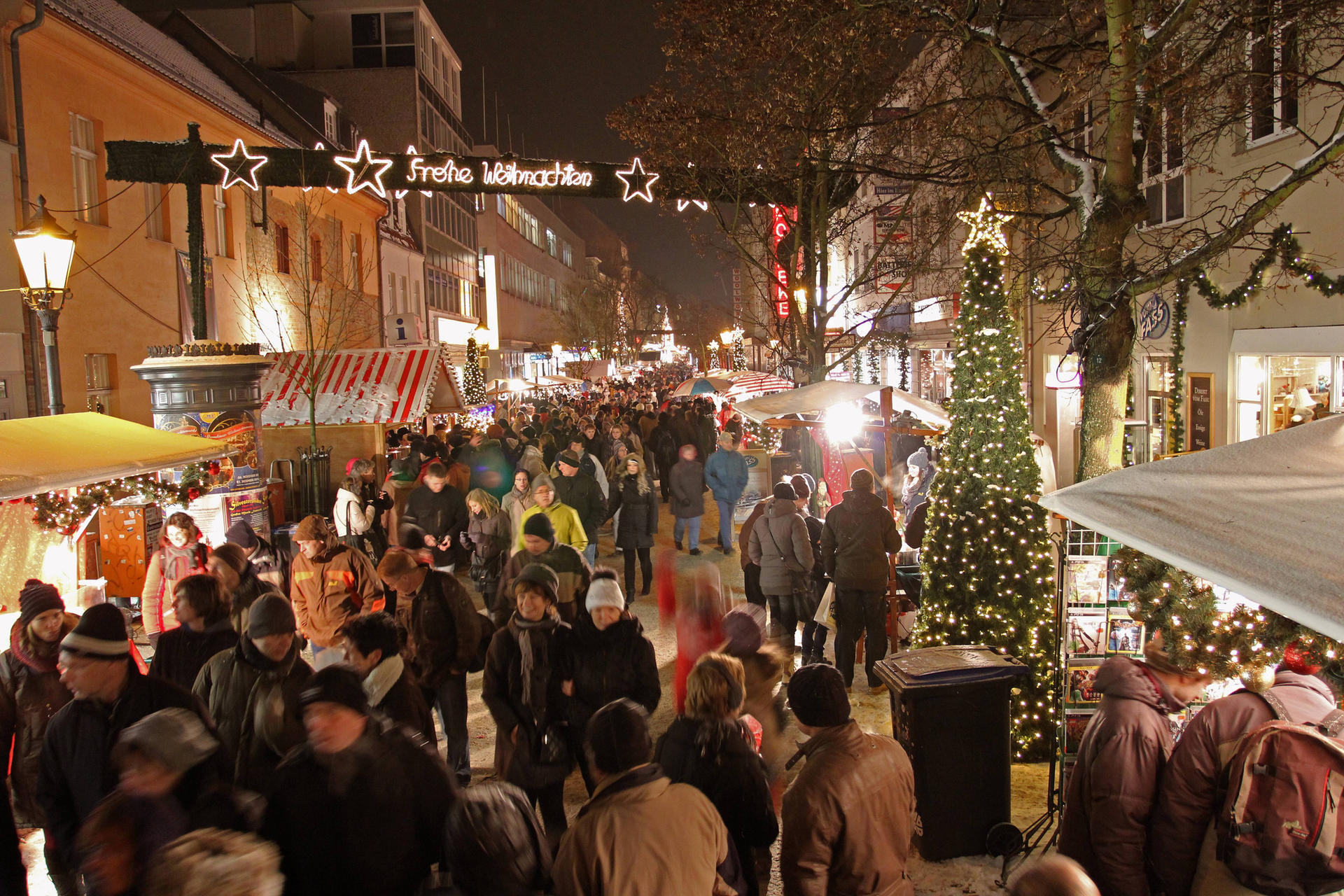 Gedränge auf dem Weihnachtsmarkt in Spandau. Wer hier unterwegs ist, bekommt eine besondere Atmosphäre geboten.
