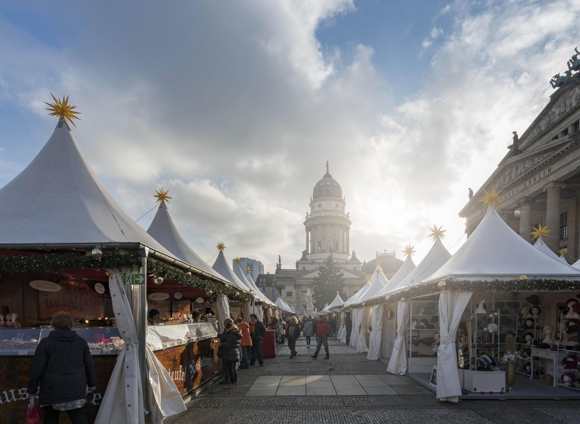 Der Weihnachtsmarkt am Gendarmenmarkt in Berlin.