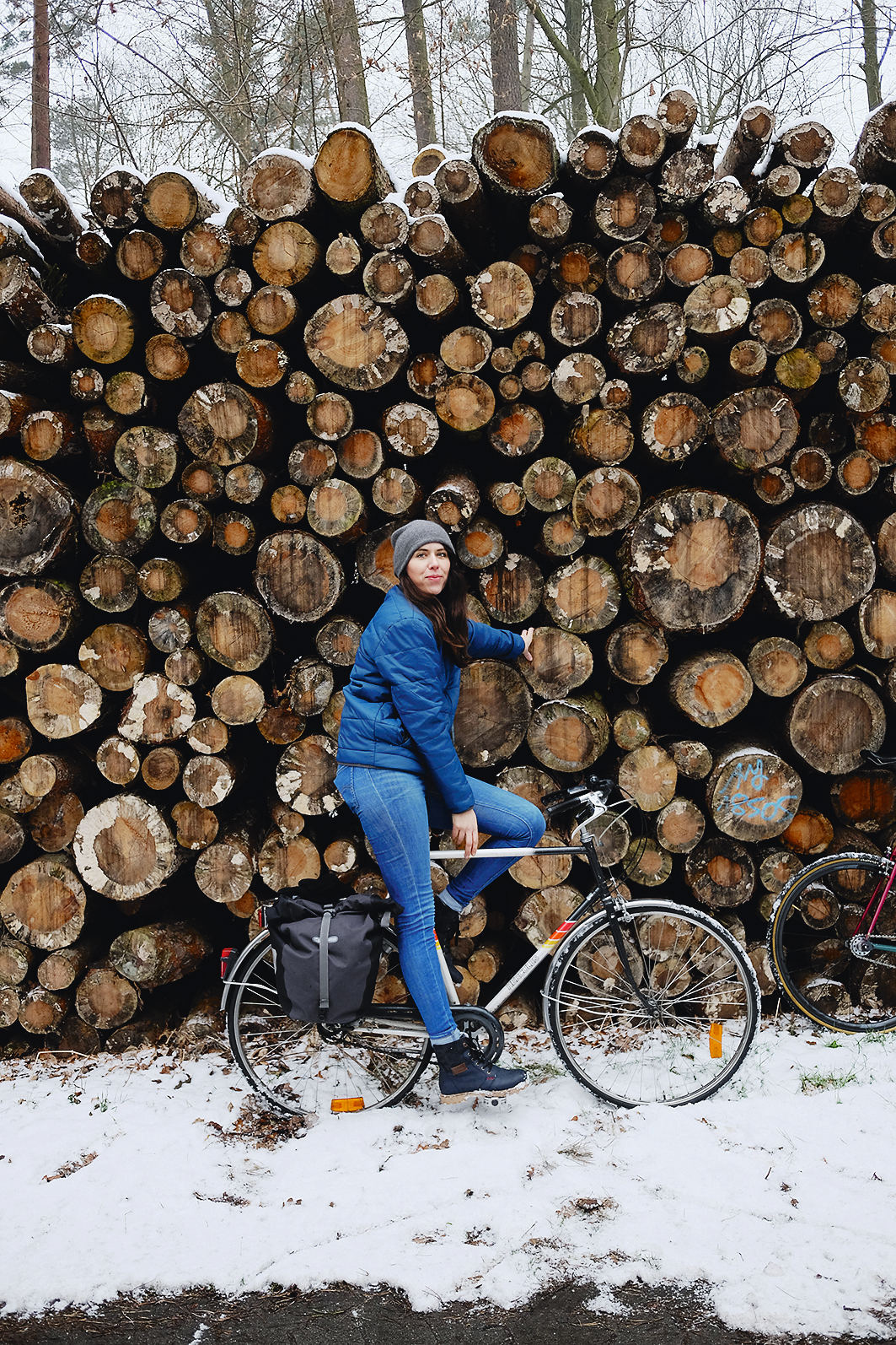 Im Auf und Ab geht es auf dem Rad über Felder zu kleinen, ursprünglichen Dörfern, regionalen Hofläden und Cafés und dem weltbekannten Grumsin, einem echten Stück Urwald mitten in Brandenburg.