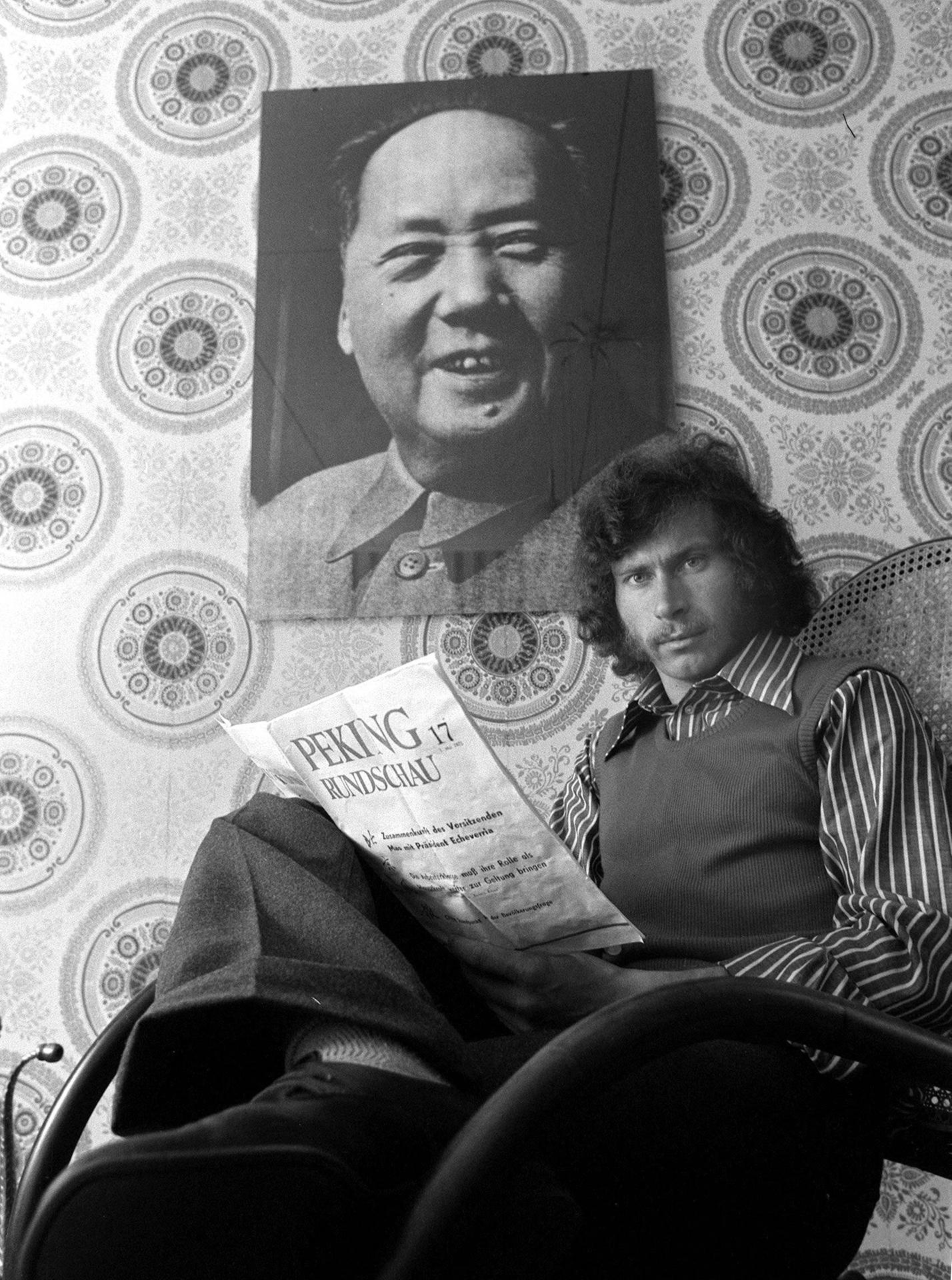 Politisch auf dem neusten Stand: Paul Breitner im heimischen Schaukelstuhl anno 1973.
