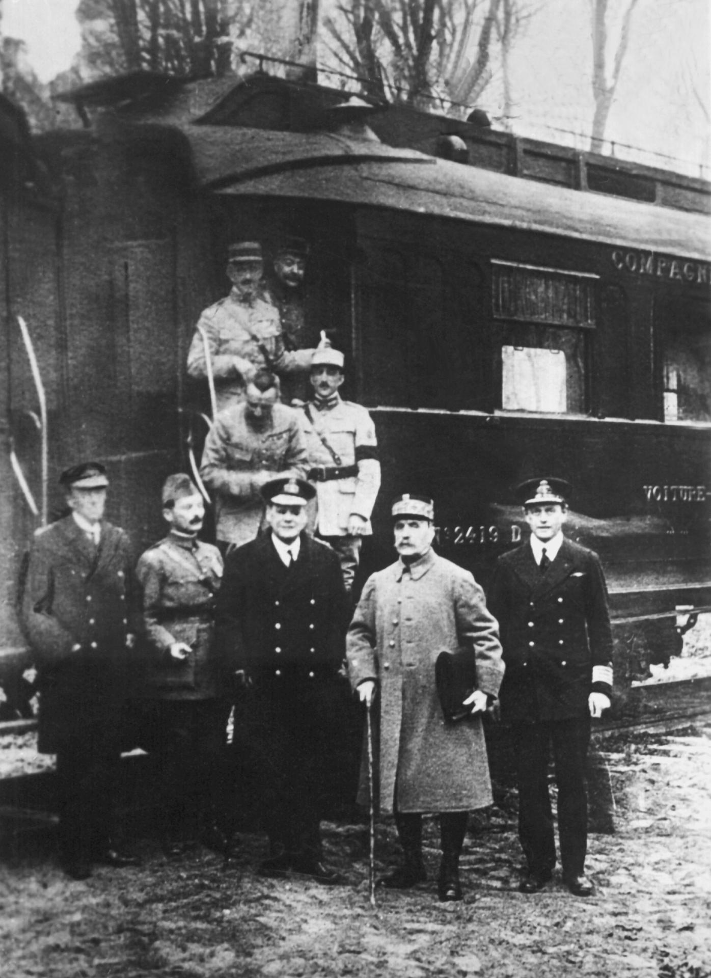 Waffenstillstand: Vertreter der Alliierten und der Reichsregierung besiegeln in diesem Salonwagen im Wald von Compiègne das Ende des Ersten Weltkriegs.