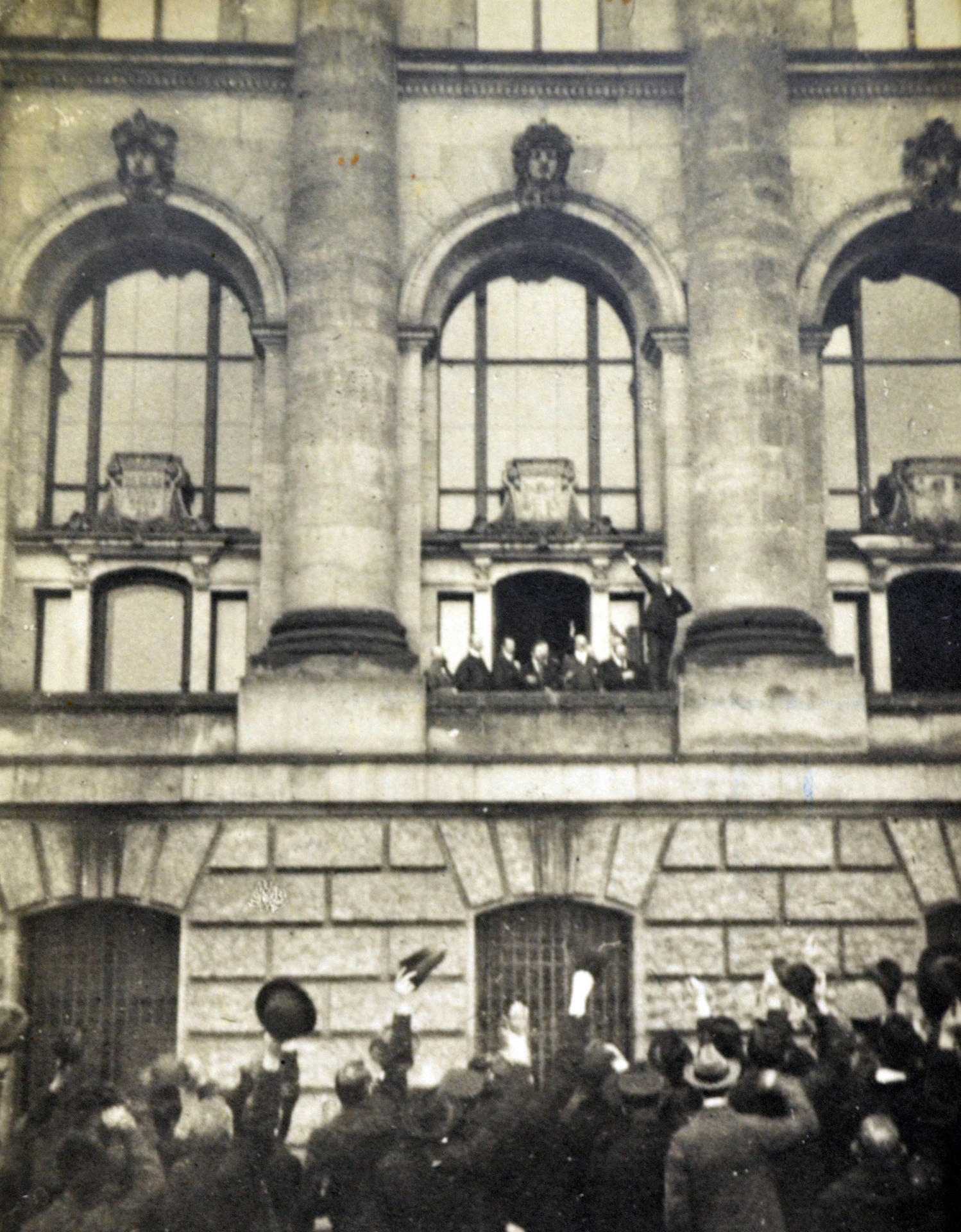 „Es lebe die deutsche Republik!“ Philipp Scheidemann (SPD) hält vom Westbalkon des Reichstags eine Rede, die Geschichte macht.