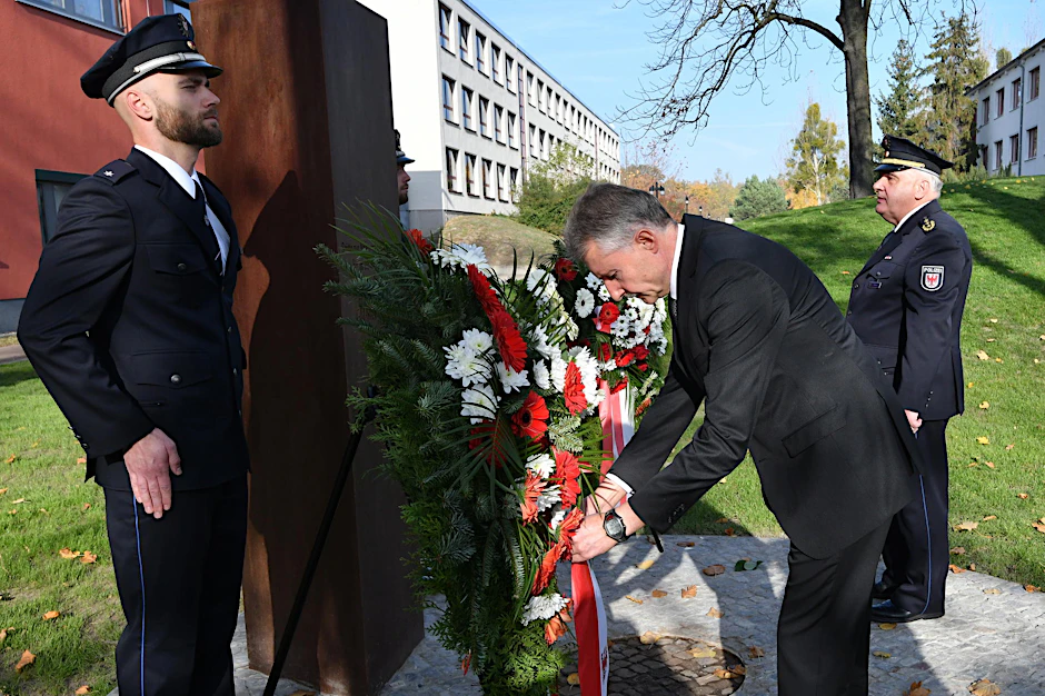 Karl-Heinz Schröter (SPD), Innenminister Brandenburgs, richtet an der zentralen Steele in der neuen "Stätte der Erinnerung und Mahnung" die Kranzschleife.