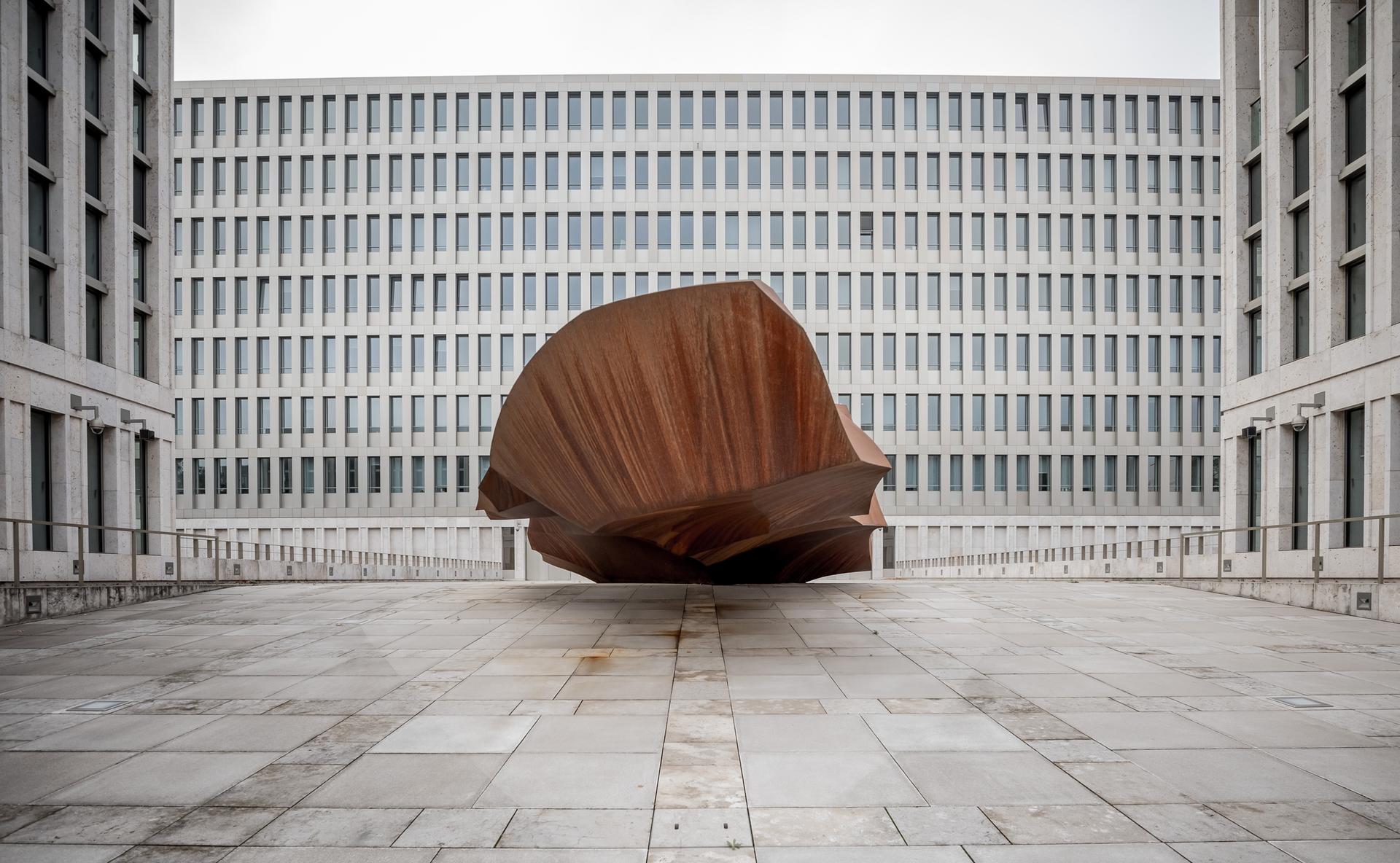 Berlin: Der Monolith "Das Ding" von Stefan Sous liegt in der Vorfahrt zum Gebäude des Bundesnachrichtendienst BND, aufgenommen in der neuen Zentrale in der Chausseestraße in Berlin.