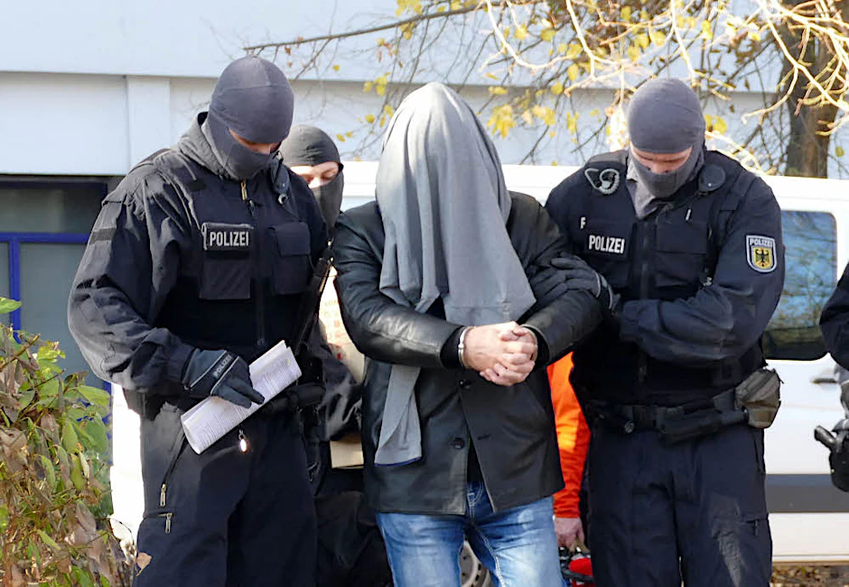 Die Bundespolizei nimmt den vermeintlichen Kopf der Schleuserbande fest.