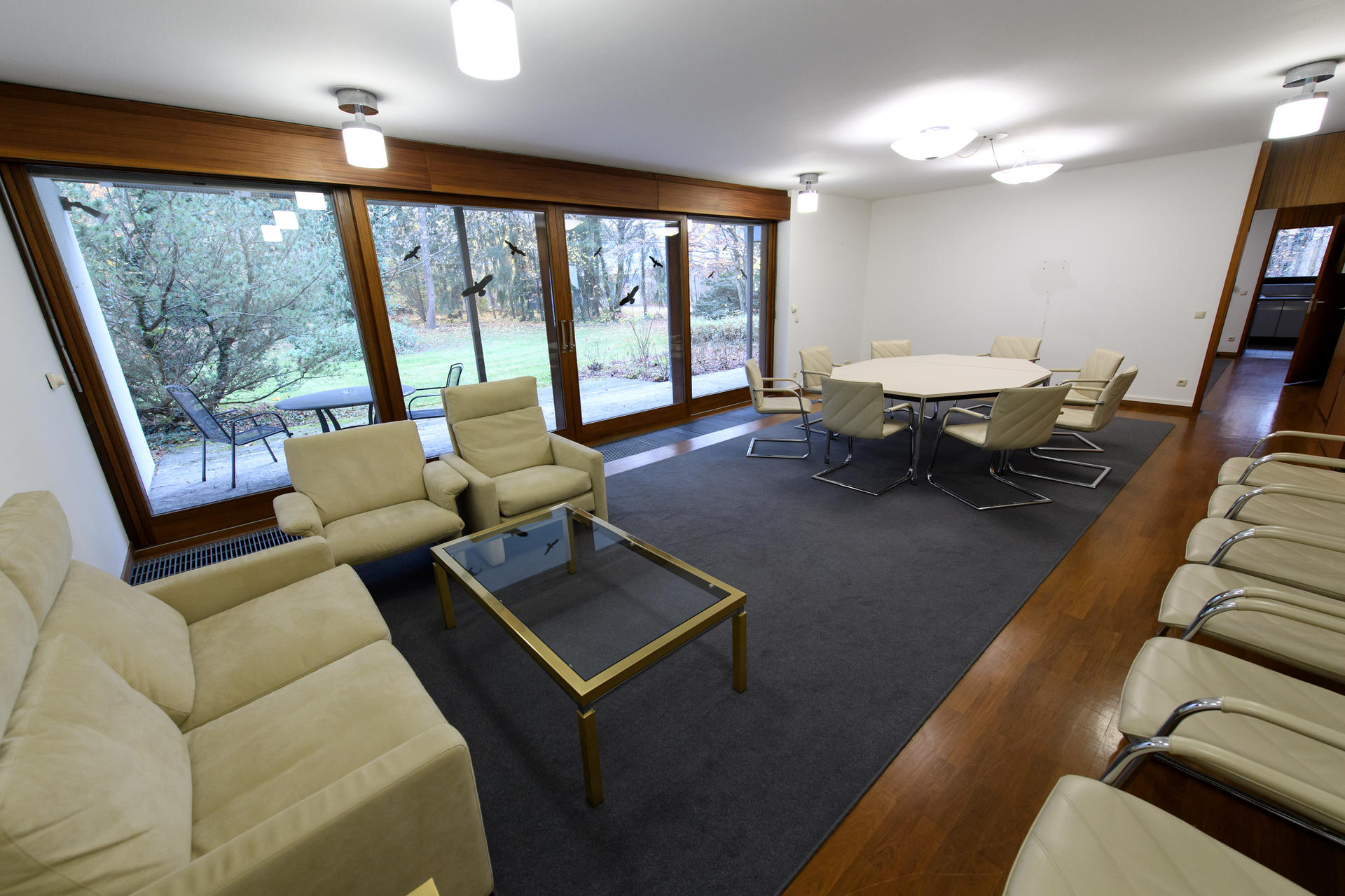 Pullach: Ein Besprechungszimmer im Präsidenten-Bungalow ist auf dem Gelände des Bundesnachrichtendienstes (BND) zu sehen.