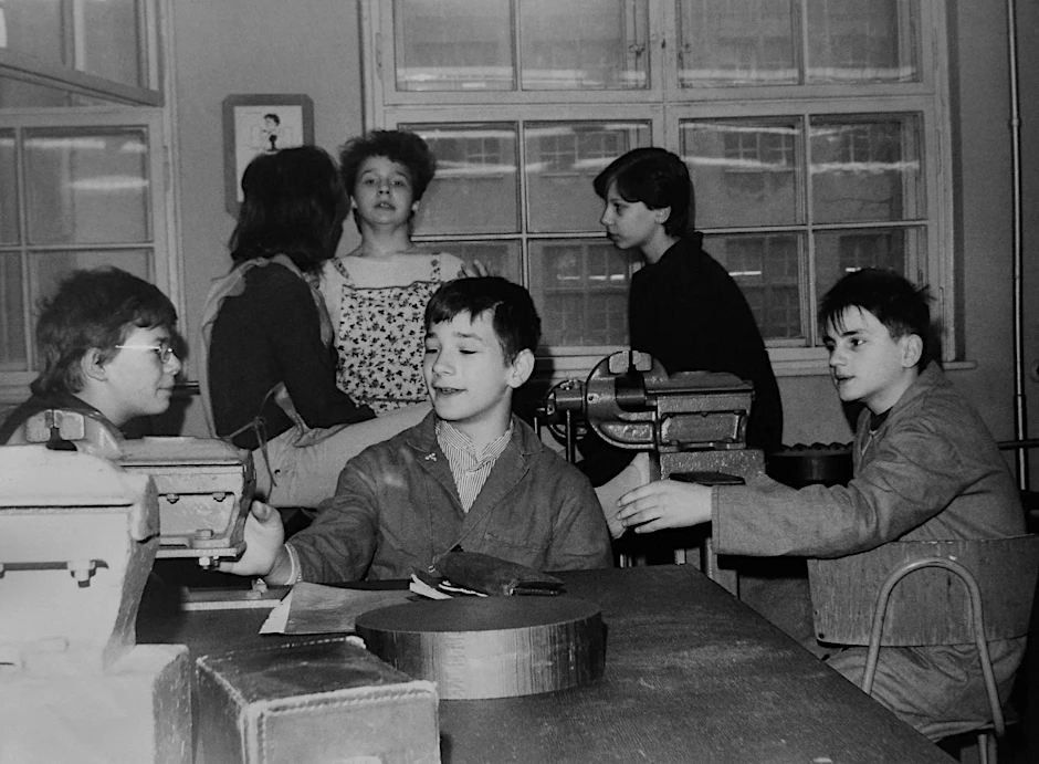 Produktive Arbeit als Unterrichtsfach – Schüler in einem Betrieb in Ost-Berlin Mitte der Achtzigerjahre. 