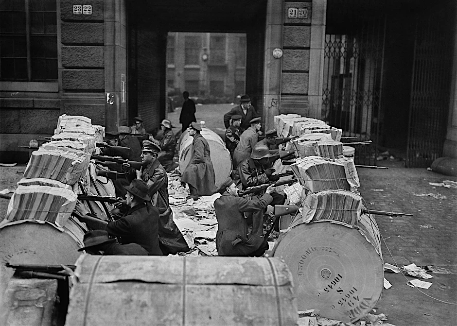 Zeitungen zu Barrikaden: Willy Römer, Berliner  Chronist der Stunde,  fotografierte den Straßenkampf der Spartakisten, Schützenstraße, 11.1.1919.
