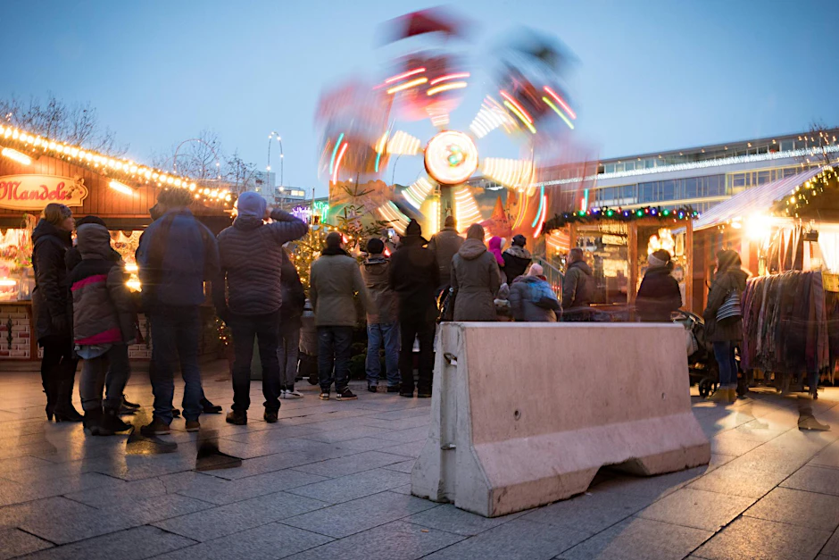 Beton-Sperren sollen den Markt vor erneuten Anschlägen mit Fahrzeugen schützen. 