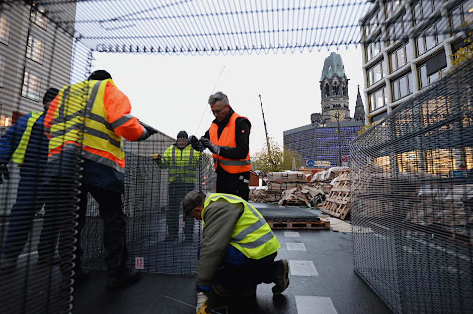 Sicherheit für den Weihnachtsmarkt am Breitscheidplatz: Die Stahlkörbe werden später mit Sand gefüllt.