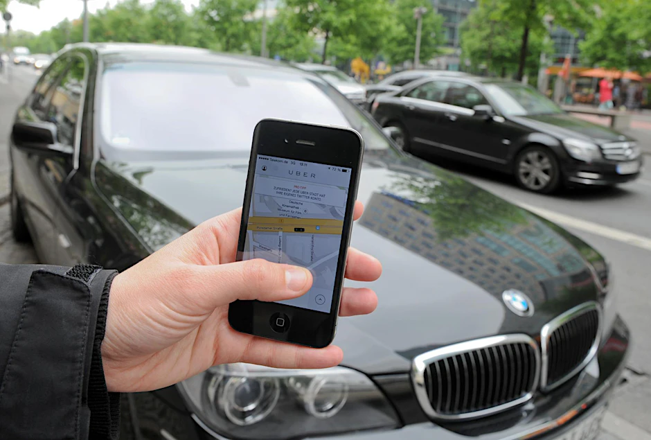 Der Fahrdienstanbieter Uber stellt eine Konkurrenz für Taxifahrer dar. Jetzt machen auch die Taxifahrer im Netz mobil – sie rufen zur digitalgestützten Kontrolle des Mitbewerbers auf. 