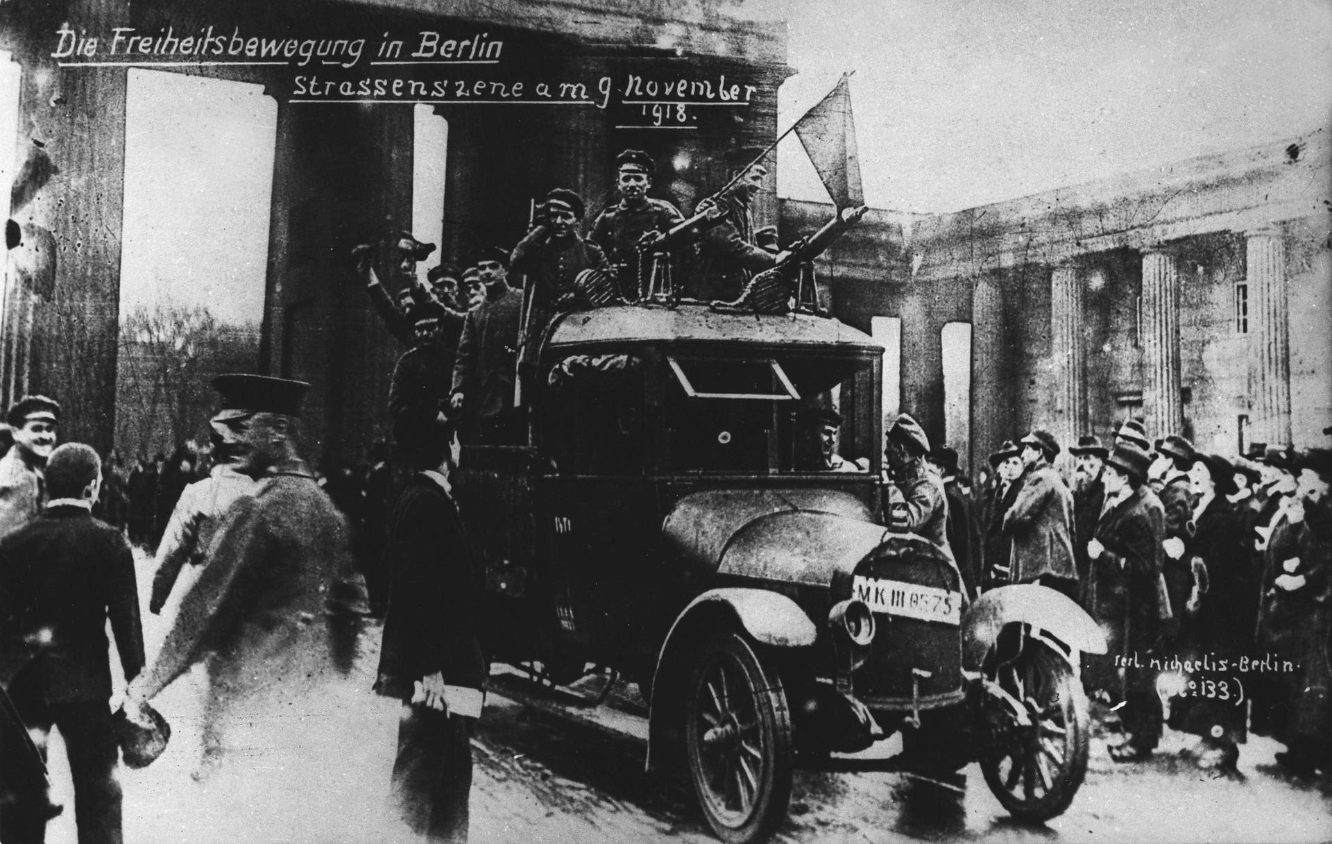 Die Revolution rollt: Lastwagen mit schwer bewaffneten Soldaten prägen die Berliner Plätze und Straßen. Eine rote Fahne ist immer dabei.