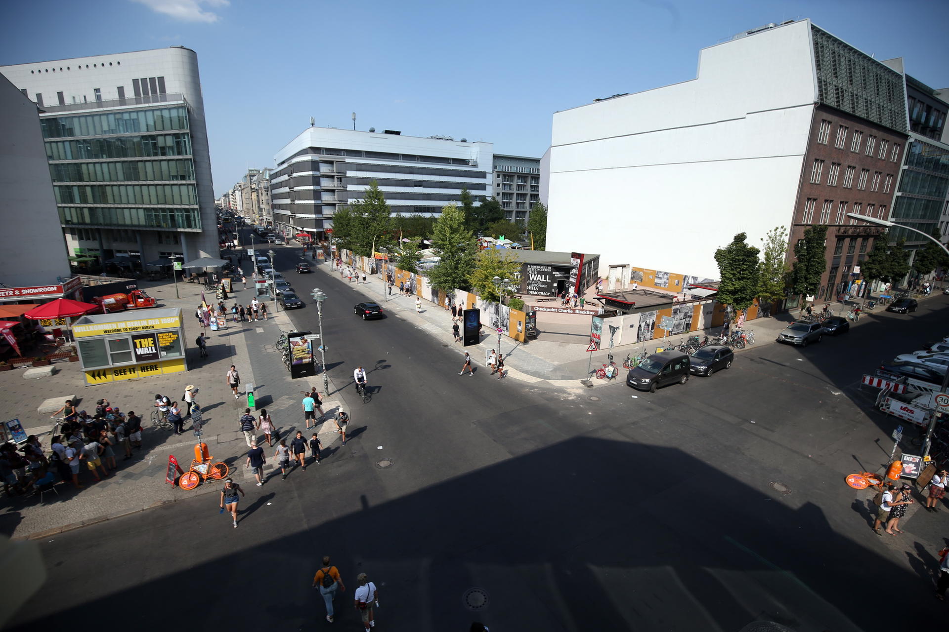 Checkpoint Charlie, entwertet von einer immobilienökonomische Entwicklung. 