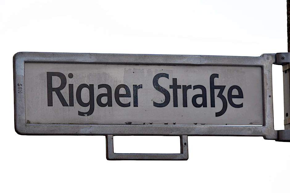 In der Rigaer Straße kommt es immer wieder zu Ausschreitungen zwischen Polizisten und Linksautonomen. Es gibt einige besetzte Häuser in der Rigaer Straße. 