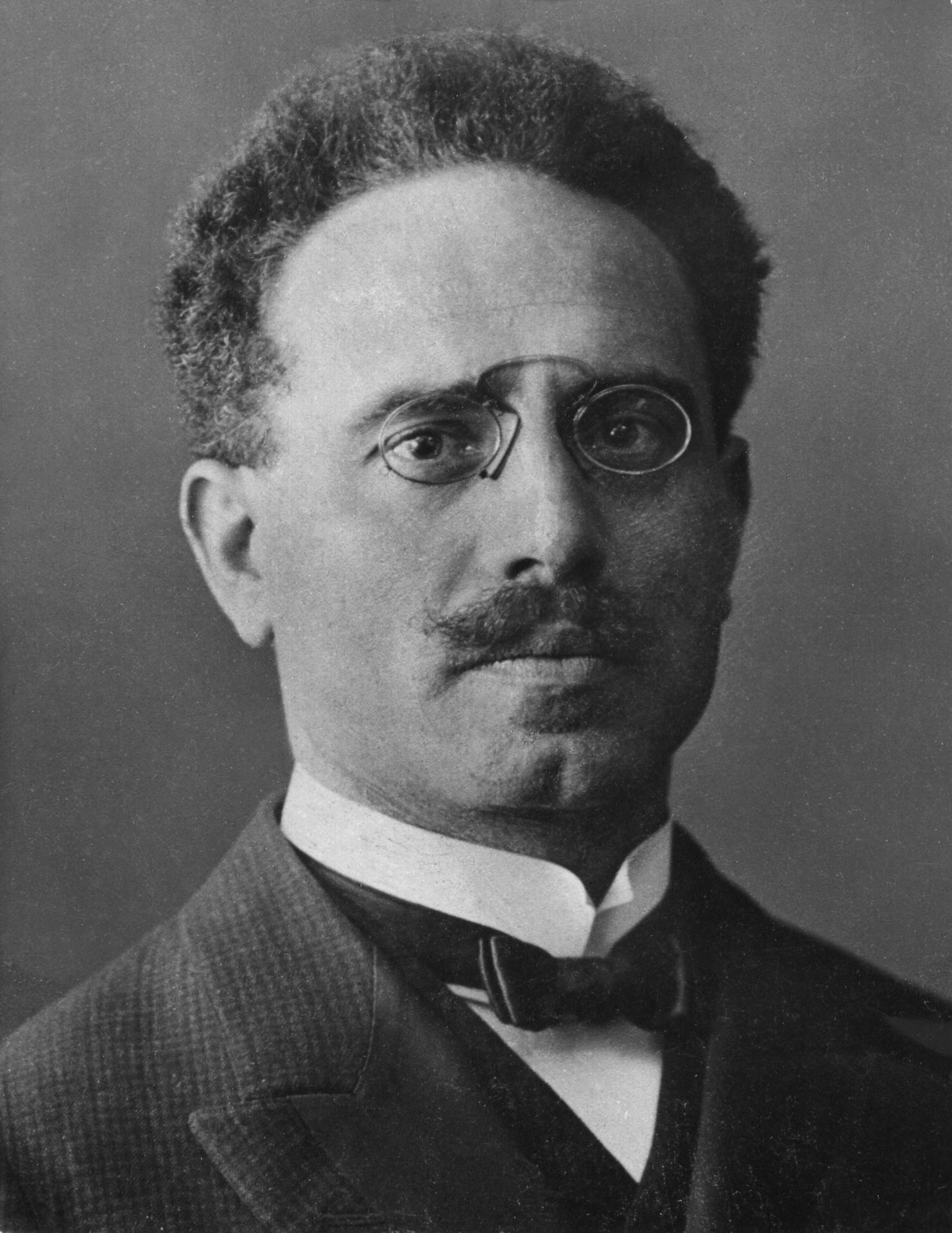 Karl Liebknecht (Spartakusgruppe) proklamiert um 16 Uhr die „freie sozialistische Republik Deutschland“.