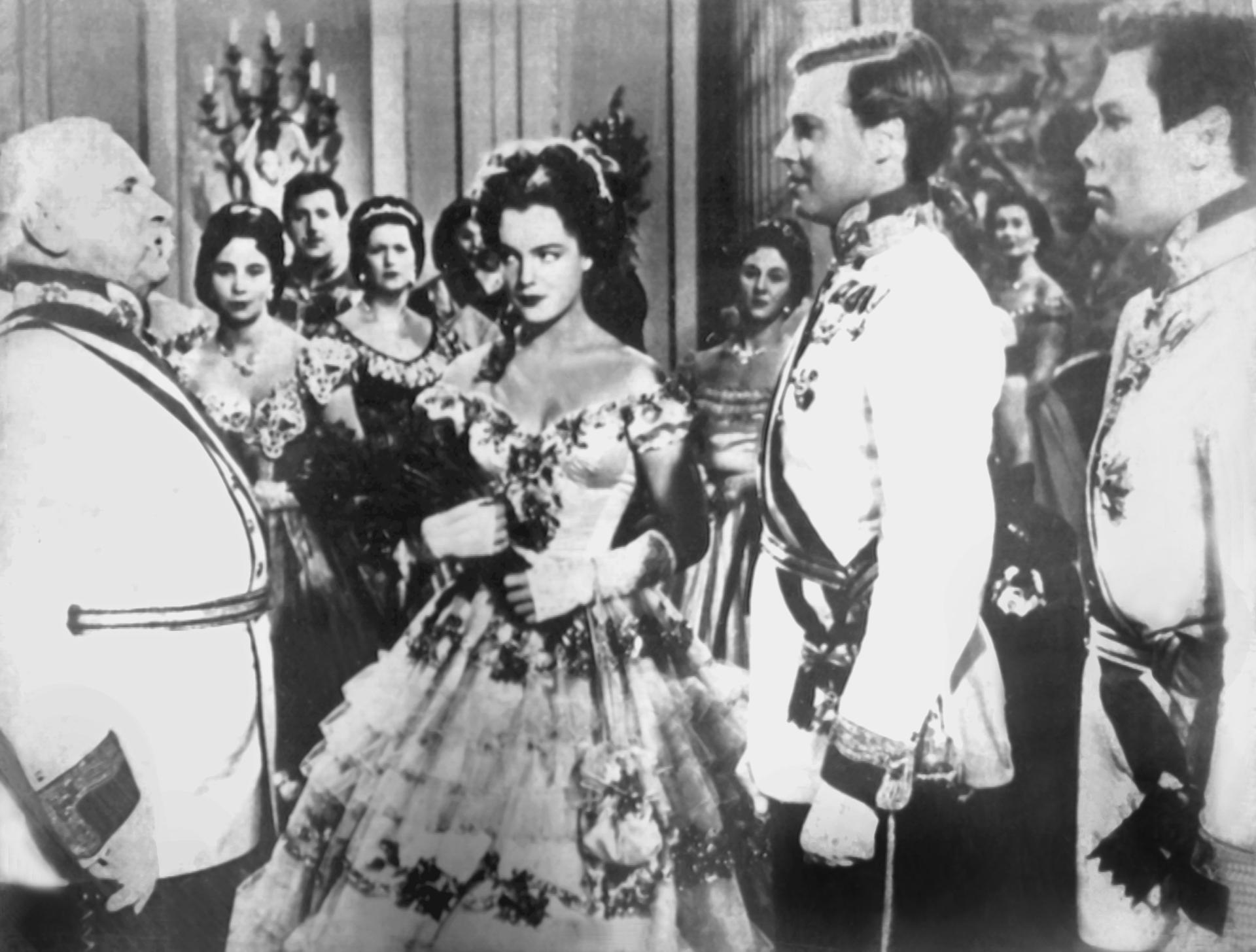 Romy Schneider als Kaiserin Elisabeth (M) und Karlheinz Böhm als ihr Gatte Kaiser Franz Joseph von Österreich (2.v.r.) sind in einer Filmszene der "Sissi"-Filmtrilogie zu sehen. 