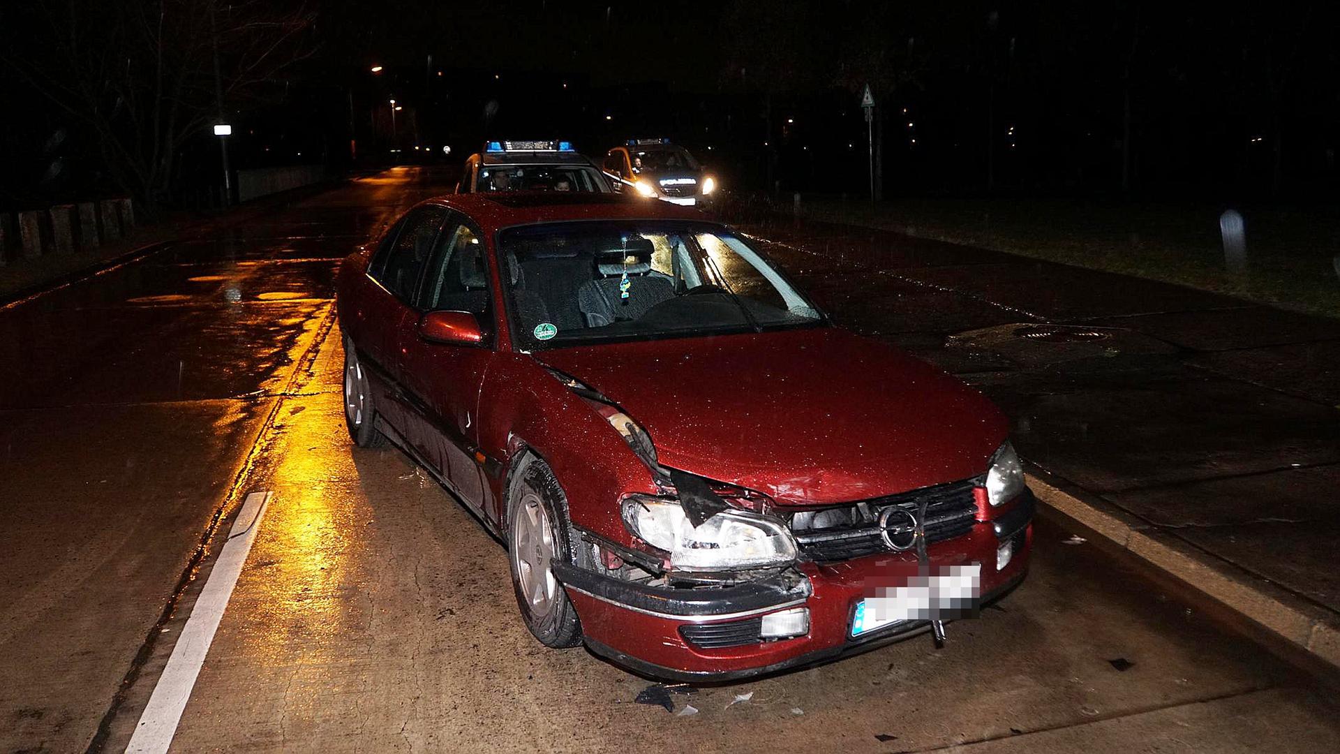 Der rote Omega nach der Crash-Fahrt.