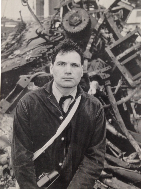 Der 1924 in Leith (Edinburgh) geborene schottische Grafiker und Bildhauer Eduardo Paolozzi prägte und überwand die britische Pop Art. Das Foto ist von 1962.