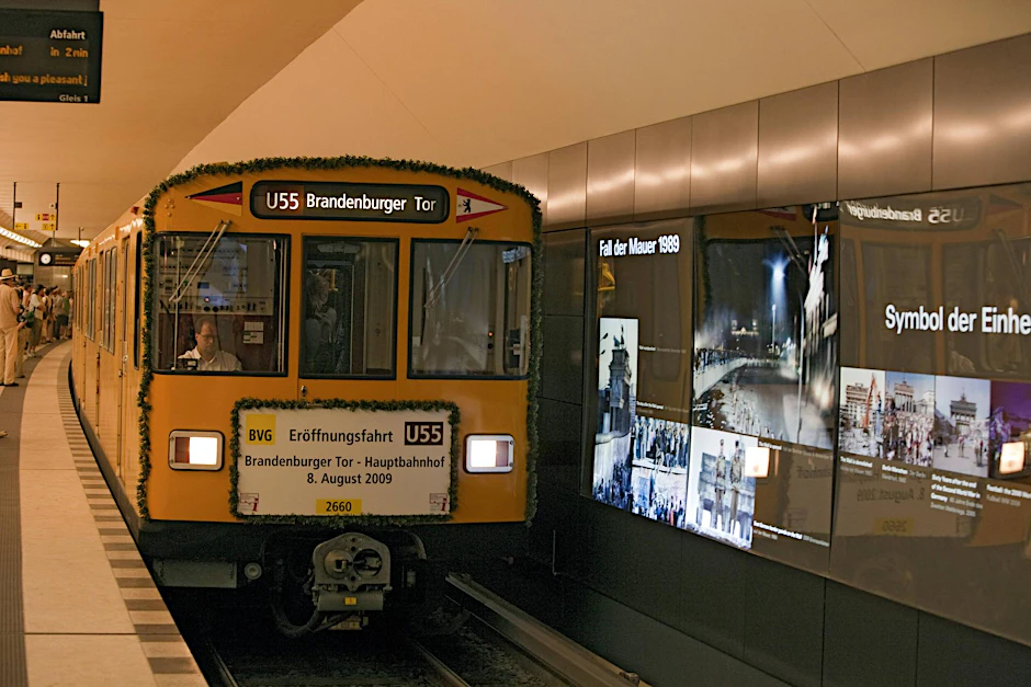 Neue Bahnen müssen her: Bisher behalf sich die BVG damit, alte Züge zu sanieren. Doch bei der ab 1979 gelieferten Baureihe F 79 geht das kaum noch.
