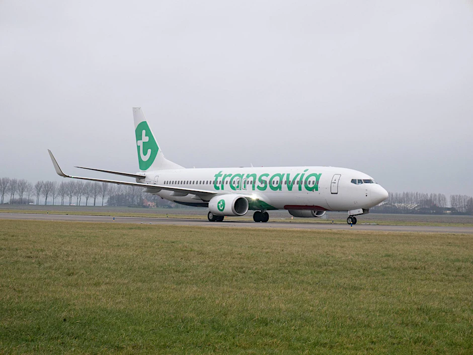 Auf einem Flug einer Transavia-Maschine von Dubai nach Amsterdam kam es zu dem skurrilen Furz-Vorfall, inklusive Zwischenlandung und Polizei-Einsatz.