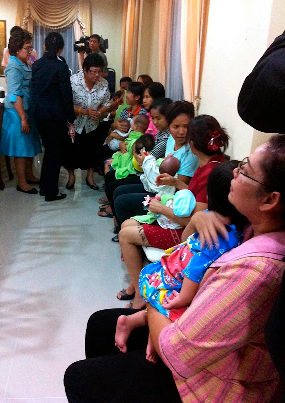 Auf einen Schlag hat ein Japaner in Thailand das Sorgerecht für mehr als ein Dutzend kleiner Kinder bekommen.