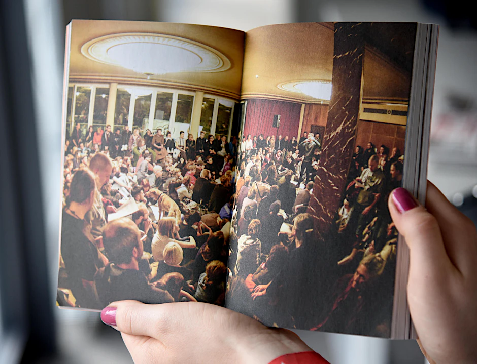 Foto von der Besetzung der Volksbühne im aktuellen Spielzeitheft der Volksbühne.