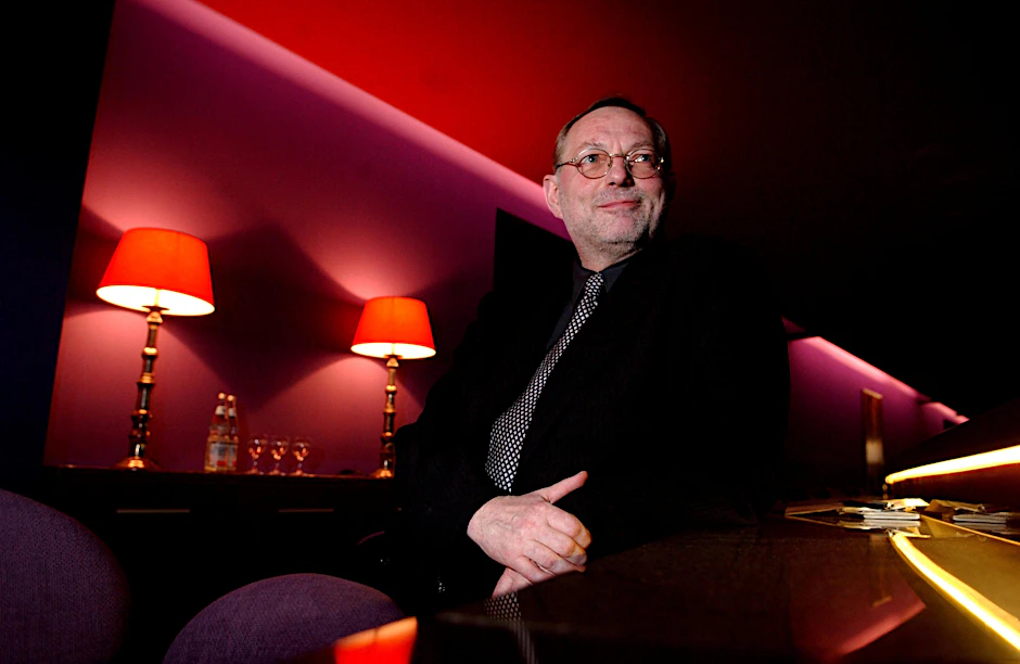 Hans-Peter Wodarz bringt zusammen, was nicht zusammengehört – feines Essen und Comedy, Welt und Halbwelt, Politik und Schickimicki, Kunst und Gewerbe.