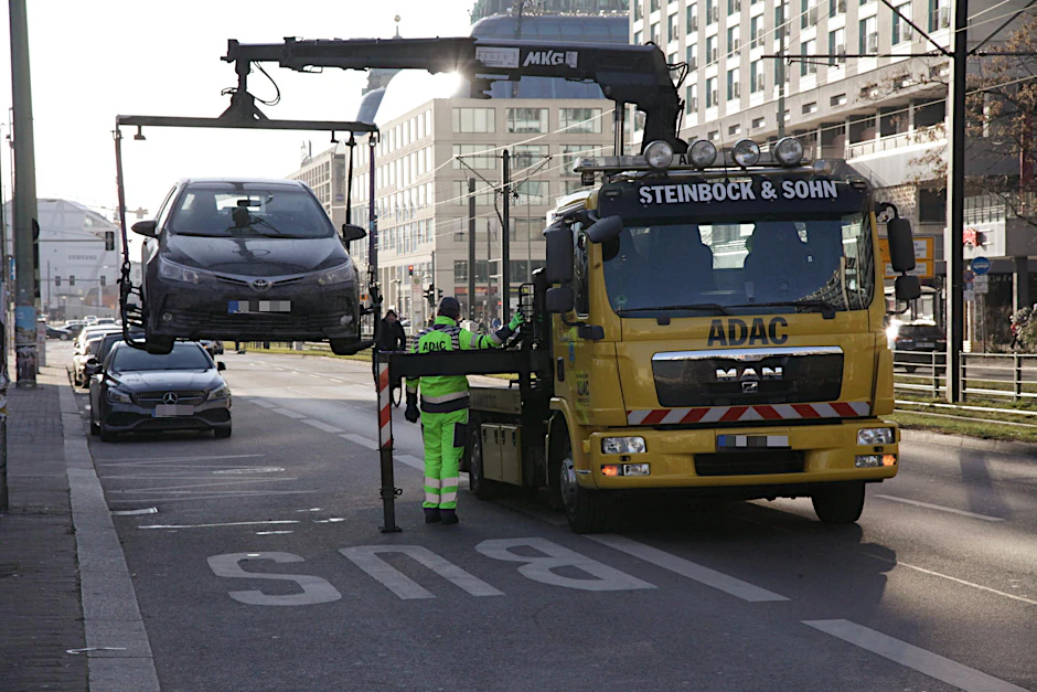 Immer wieder ist die Busspur am Alex  zugeparkt. Die BVG setzt Busspurbetreuer ein.  