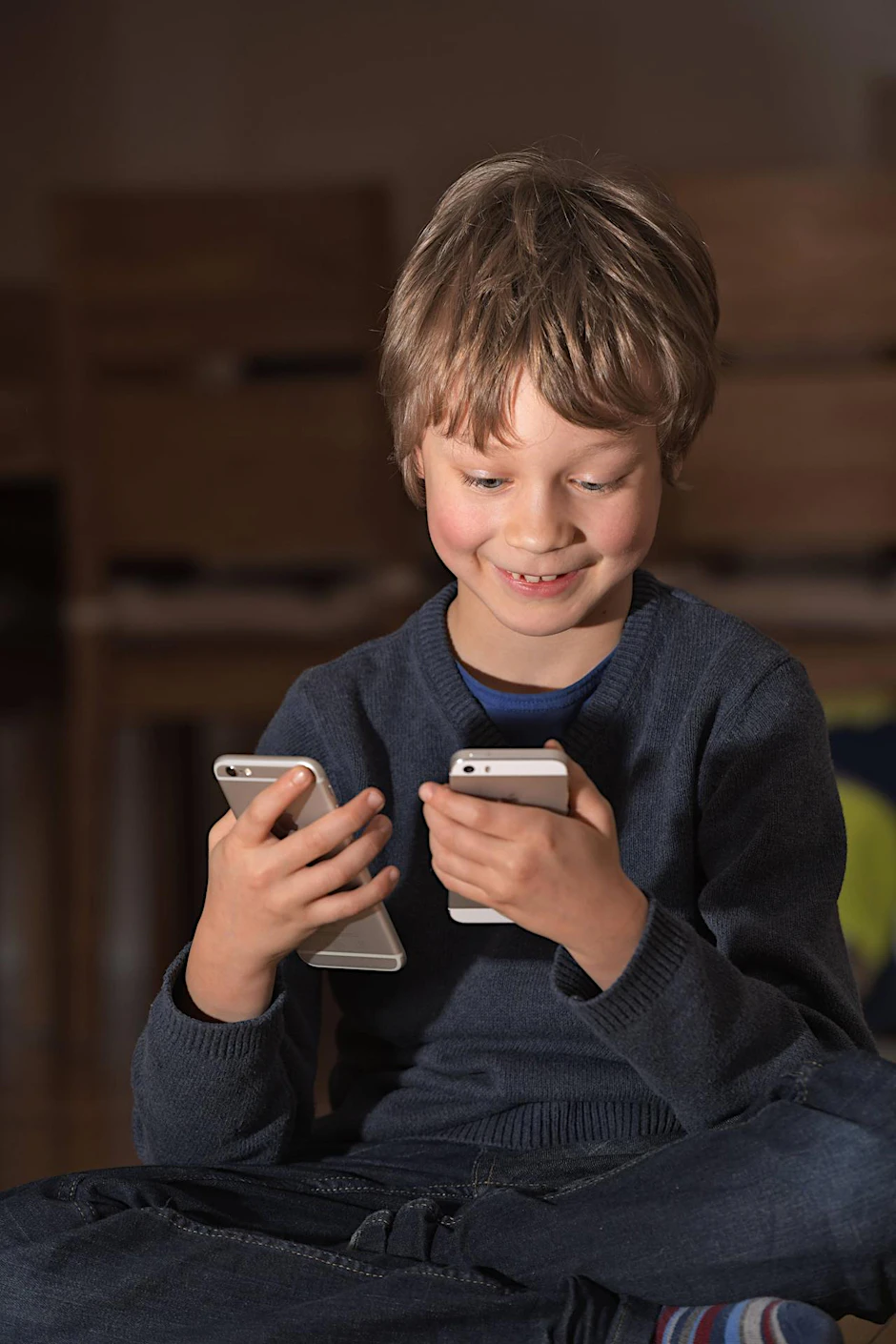 Nutzen Schüler Social Media, um sich über schulbezogene Themen wie Hausaufgaben auszutauschen, schreiben sie im Mittel leicht bessere Noten. Das hat eine Studie ergeben.