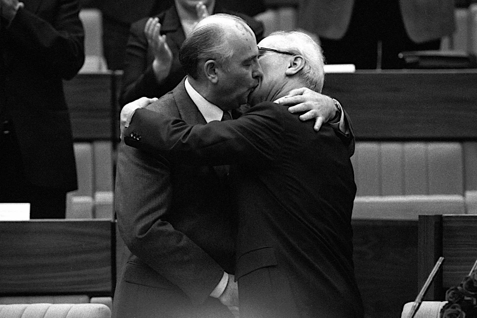 Bruderkuss zwischen Michail Gorbatschow und Erich Honecker im Jahr 1987. Da waren sie sich schon nicht mehr einig über die sowjetisch-ostdeutsche Beziehung.