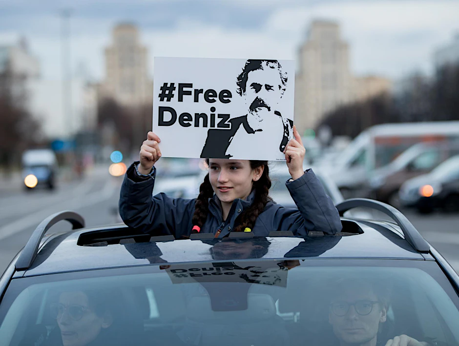 Ein Mädchen hält bei einem Autokorso ein Plakat mit der Aufschrift "Free Deniz". Vor einem Jahr, am Valentinstag, meldete sich der "Welt"-Korrespondent beim Polizeipräsidium in Istanbul, um zu klären, warum gegen ihn ermittelt wird.