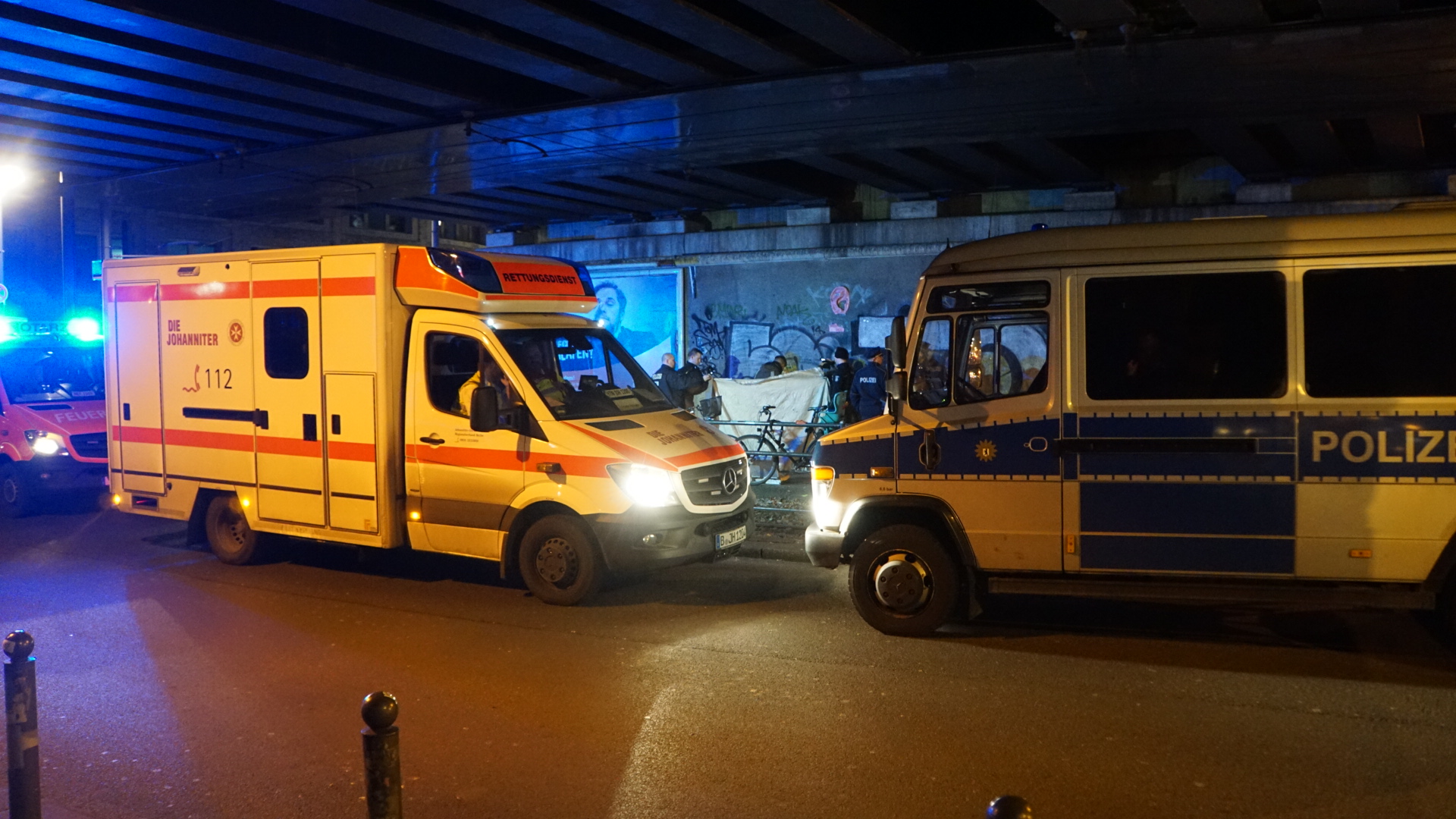 Der Fundort der Leiche in der Nacht von Freitag auf Samstag am unterhalb der S-Bahntrasse am Hackeschen Markt.