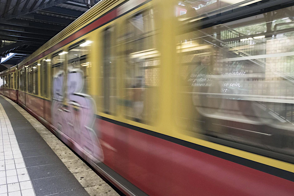 Einfahrende S-Bahn in Berlin.