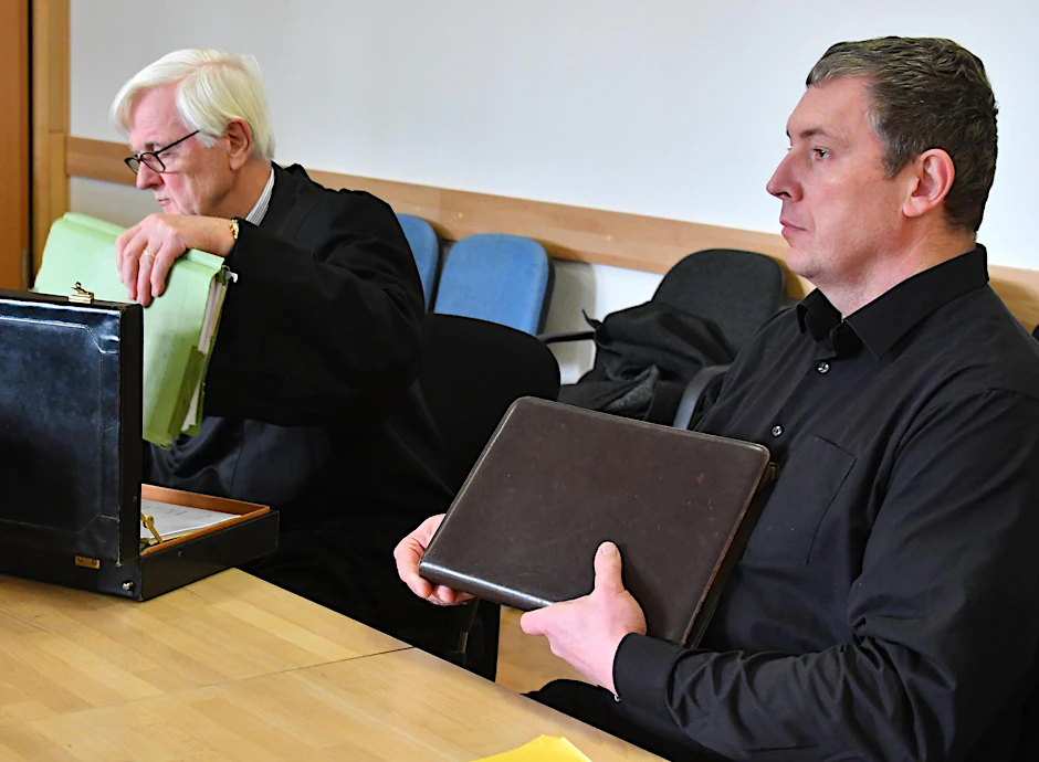 Der AfD-Landtagsabgeordnete Jan-Ulrich Weiß (r) wartet mit seinem Anwalt auf den Prozessbeginn. 