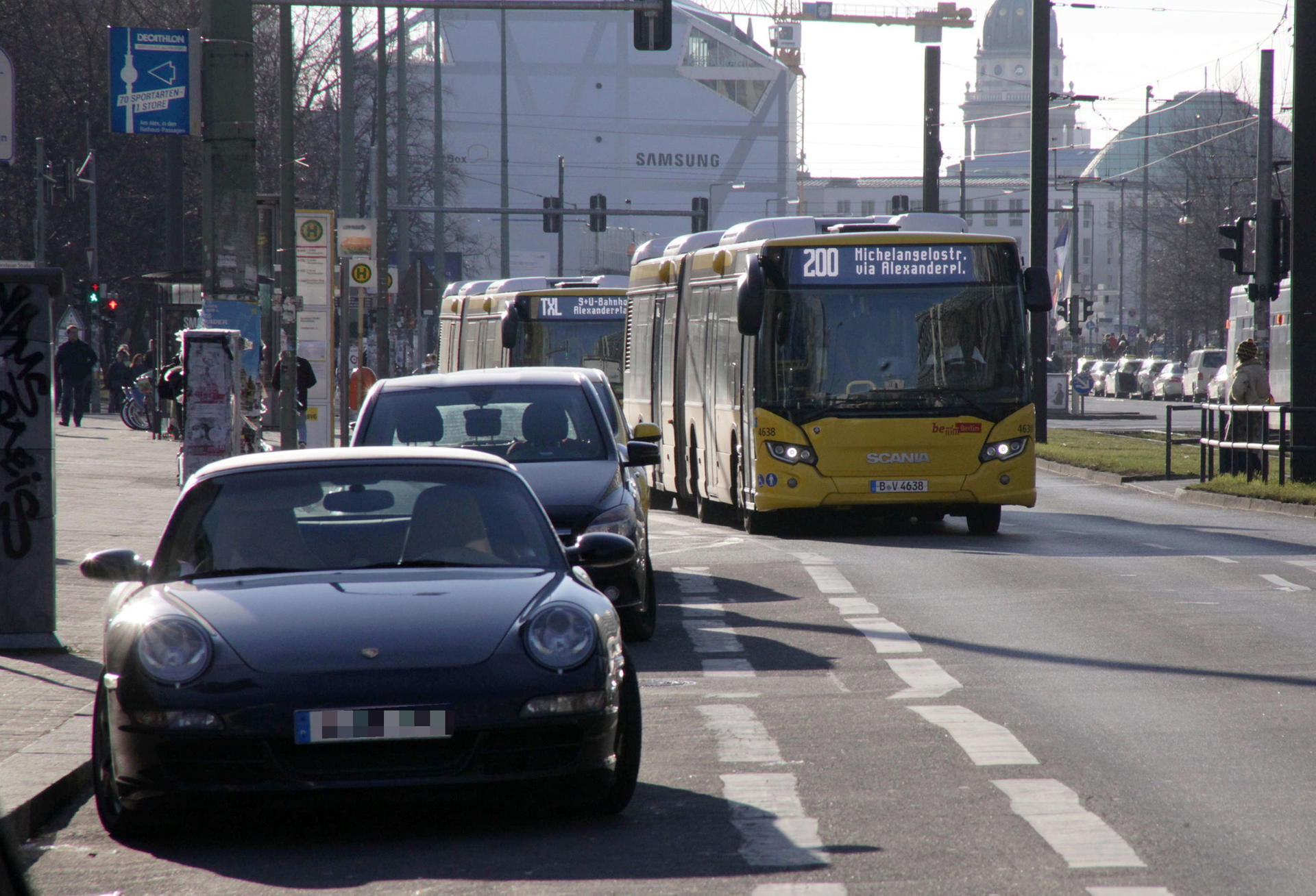 Auf der stark befahrenen Karl-Liebknecht-Straße müssen Busse ausscheren. 