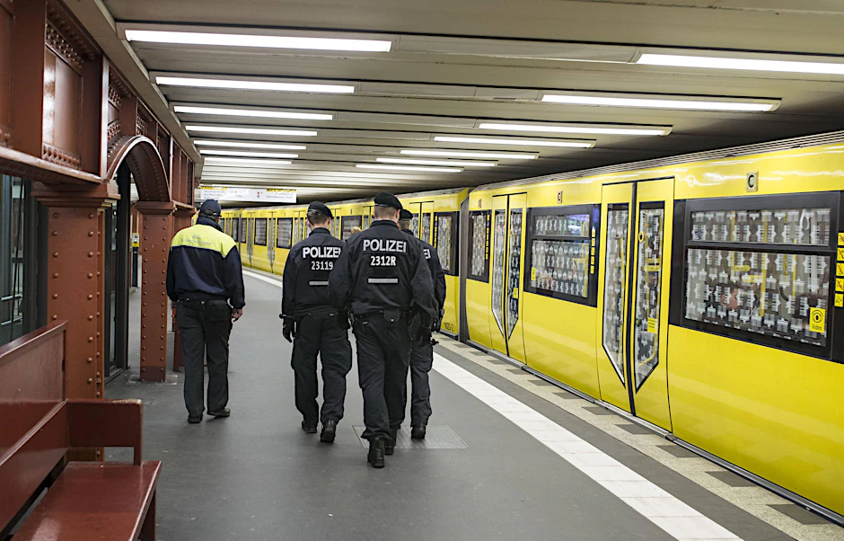 Auf den Anstieg der Gewalt hat die BVG reagiert und ist täglich mit mehr als 100 Sicherheitsleuten unterwegs. Auf 25 „Schwerpunktbahnhöfen“ sind rund um die Uhr Sicherheitsleute da.