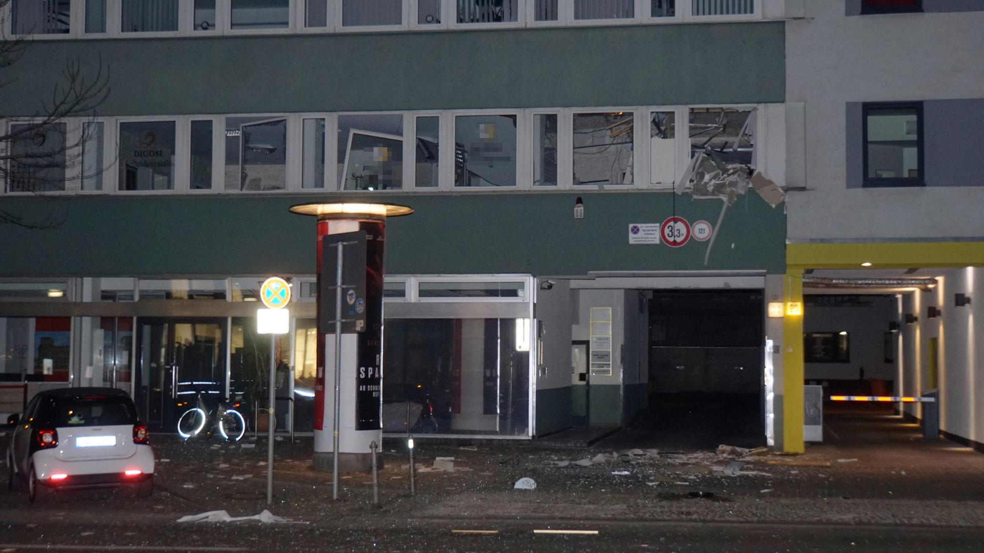 Die Fensterfront im ersten Stock flog durch die heftige Explosion auf die Straße.