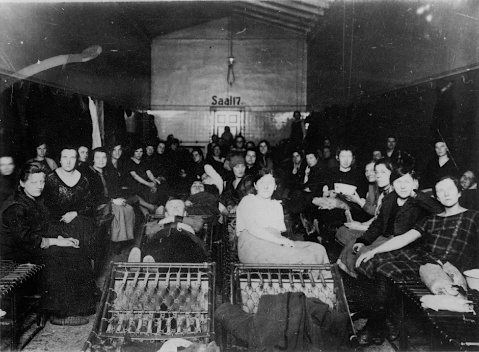 Schlafsaal für Frauen im Städtischen Obdach Fröbelstraße um 1920.