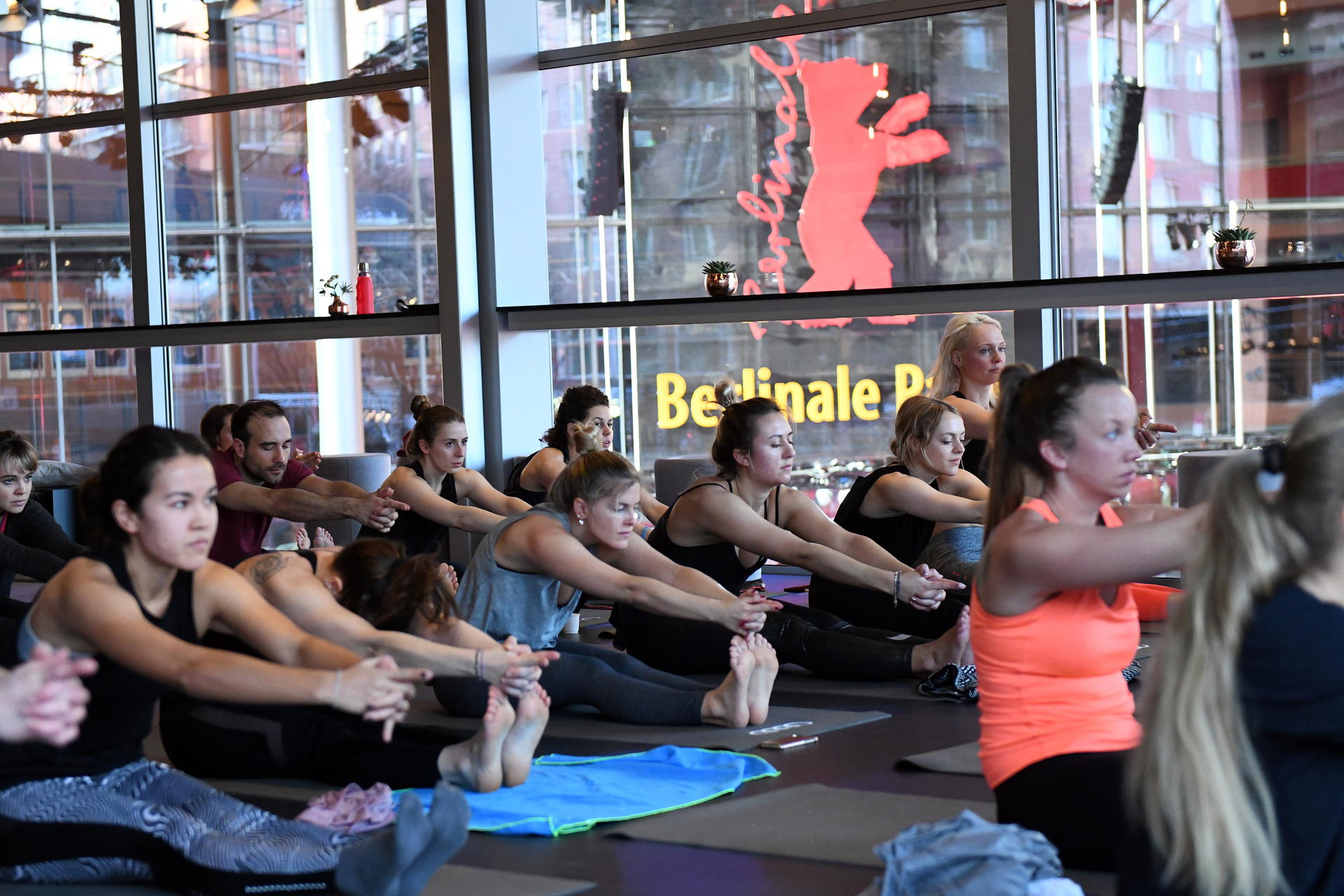Auch das gibt es bei der Berlinale zu erleben: Yoga.