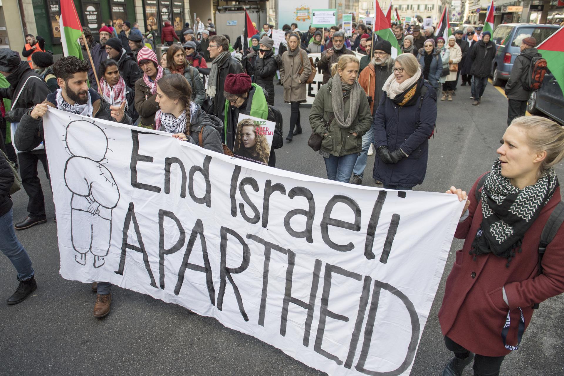 Mehrere hundert Menschen nehmen am 3. Februar 2018 an der Demonstration "Jerusalem bleibt Hauptstadt Palästinas" teil, um gegen die Politik Israels zu demonstrieren. 