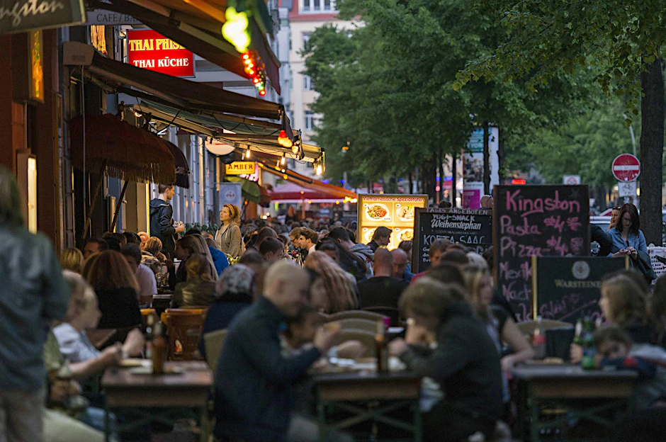 Ballermanns Rache: Die Simon-Dach-Straße ist vor allem im Sommer beliebt bei Touristen aus Spanien und der Welt.