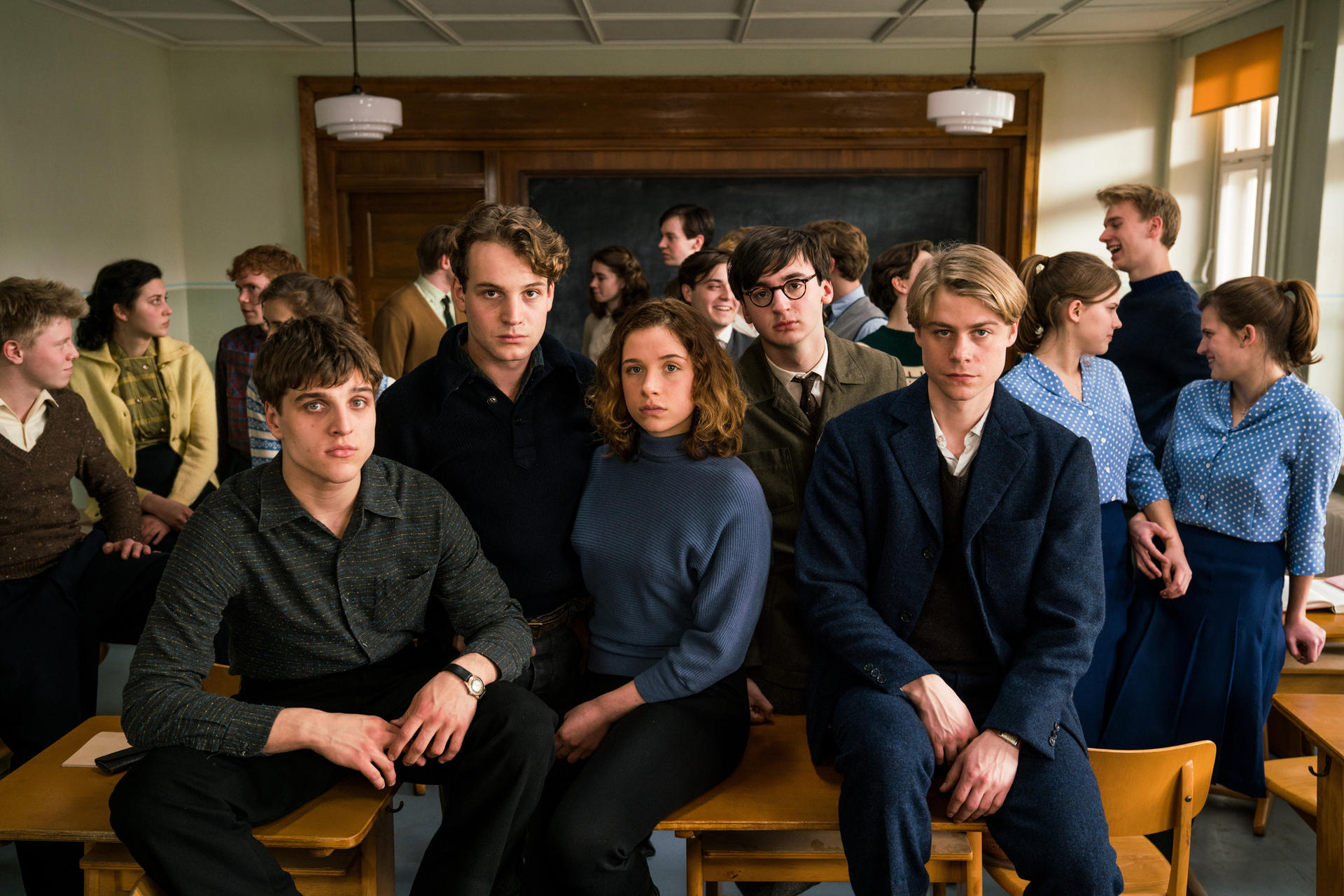 Die Klasse in dem Film: Die Hauptrollen spielen – von links nach rechts – Jonas Dassler, Leonard Scheicher, Lena Klenke, Isaiah Michalski, Tom Gramenz.
