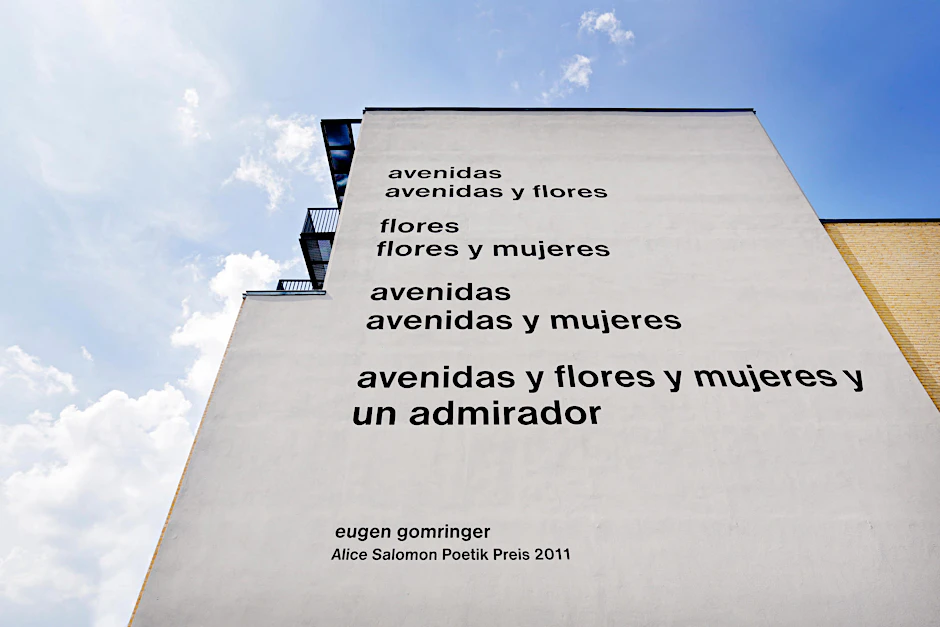 Das umstrittene Gedicht von Eugen Gomringer „Avenidas“ an der Südfassade der Alice-Salomon-Hochschule in Hellersdorf. 