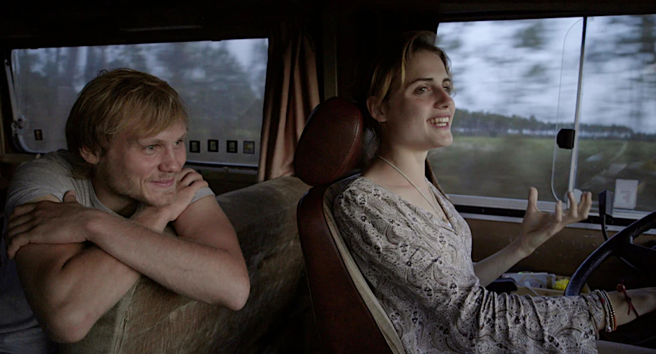 Unterwegs in Richtung Atlantik: Jan (Anton Spieler) und Jule (Mala Emde) im Film „303“ von Hans Weingartner