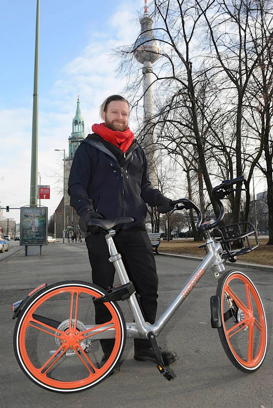 „Ich verstehe die Angst“: Jimmy Cliff mit einem Mobike-Mietfahrrad in Mitte.