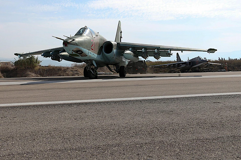 Ein russisches Kampfflugzeug vom Typ Su-25 auf der Startbahn einer syrischen Luftwaffenbasis.
