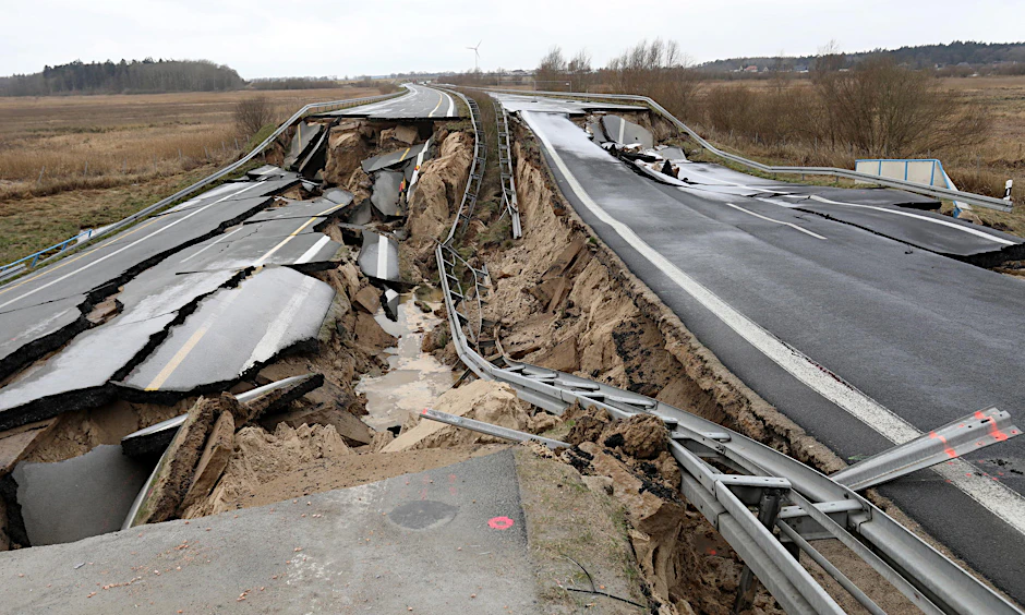 Die A20 am 12. Februar 2018: Die Fahrbahn in Richtung Stettin der Ostseeautobahn bei Tribsees (l) ist nun auch komplett weggebrochen. 